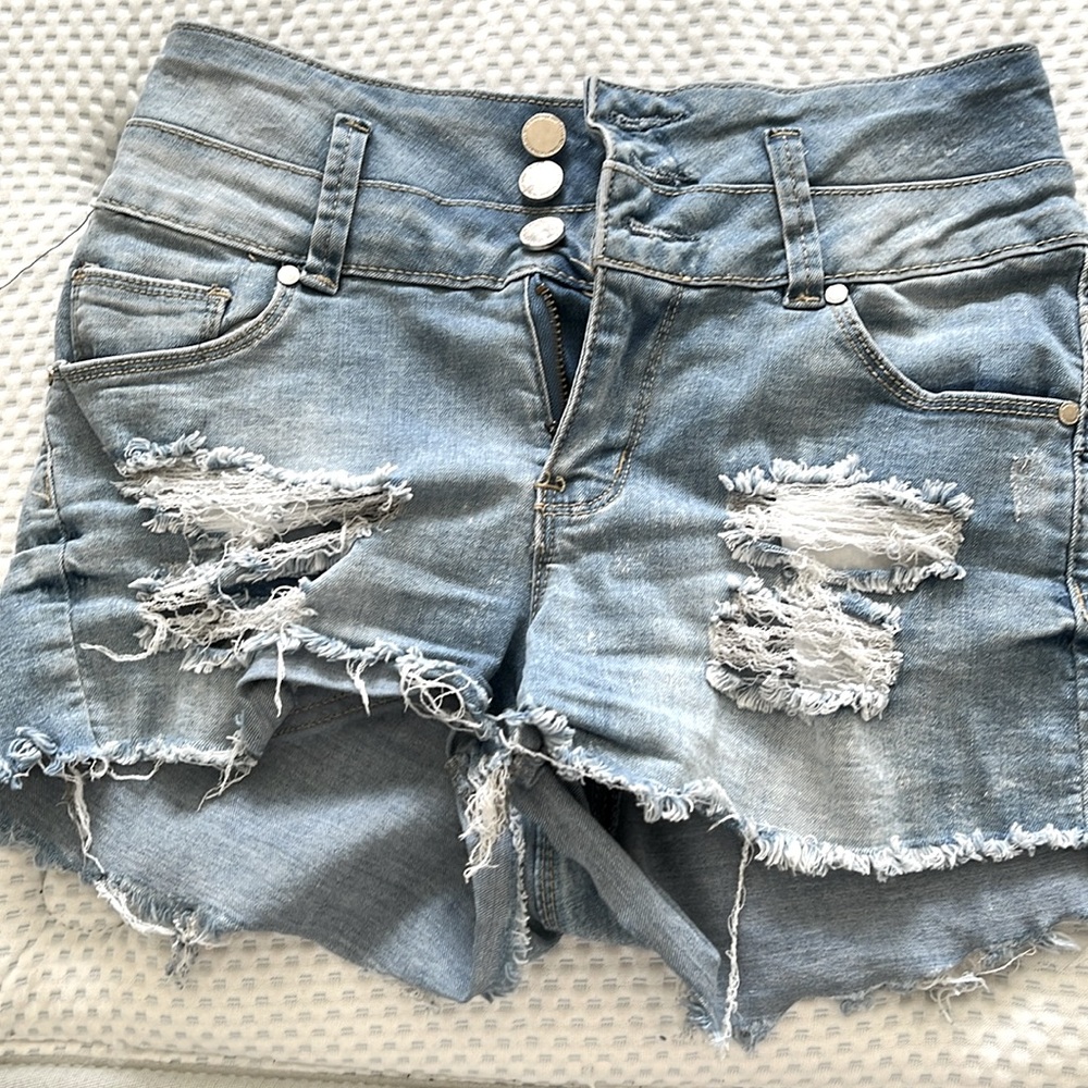 Distressed demin shorts